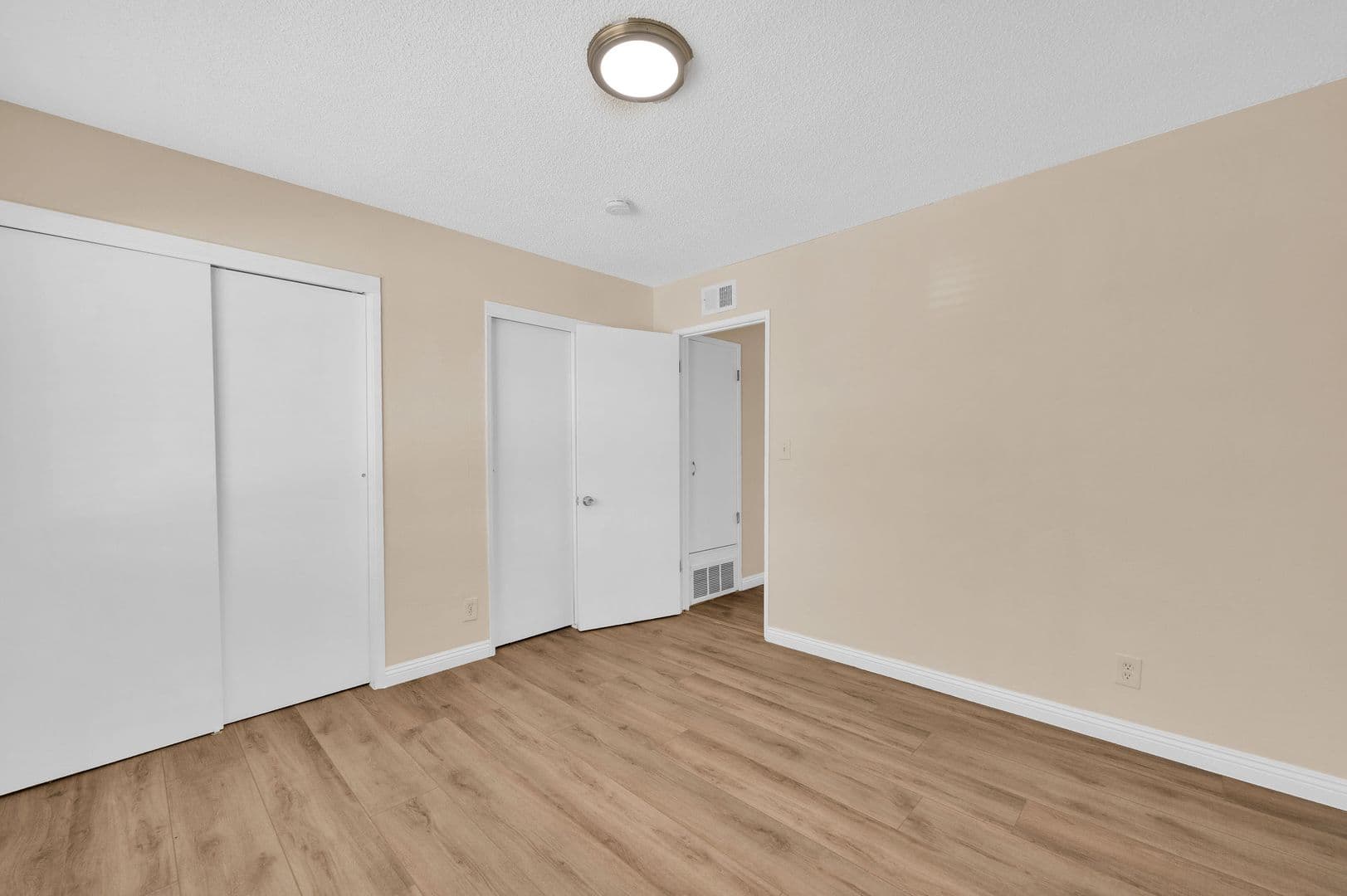 Montebello Apartment: 311 W Lohart Ave