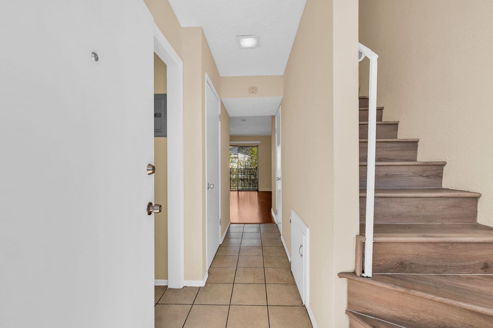 Montebello Apartment: 311 W Lohart Ave