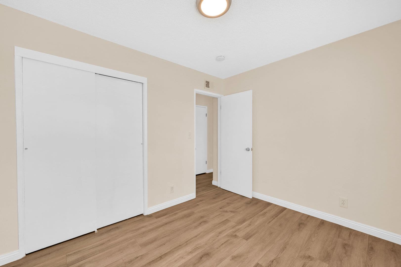 Montebello Apartment: 311 W Lohart Ave