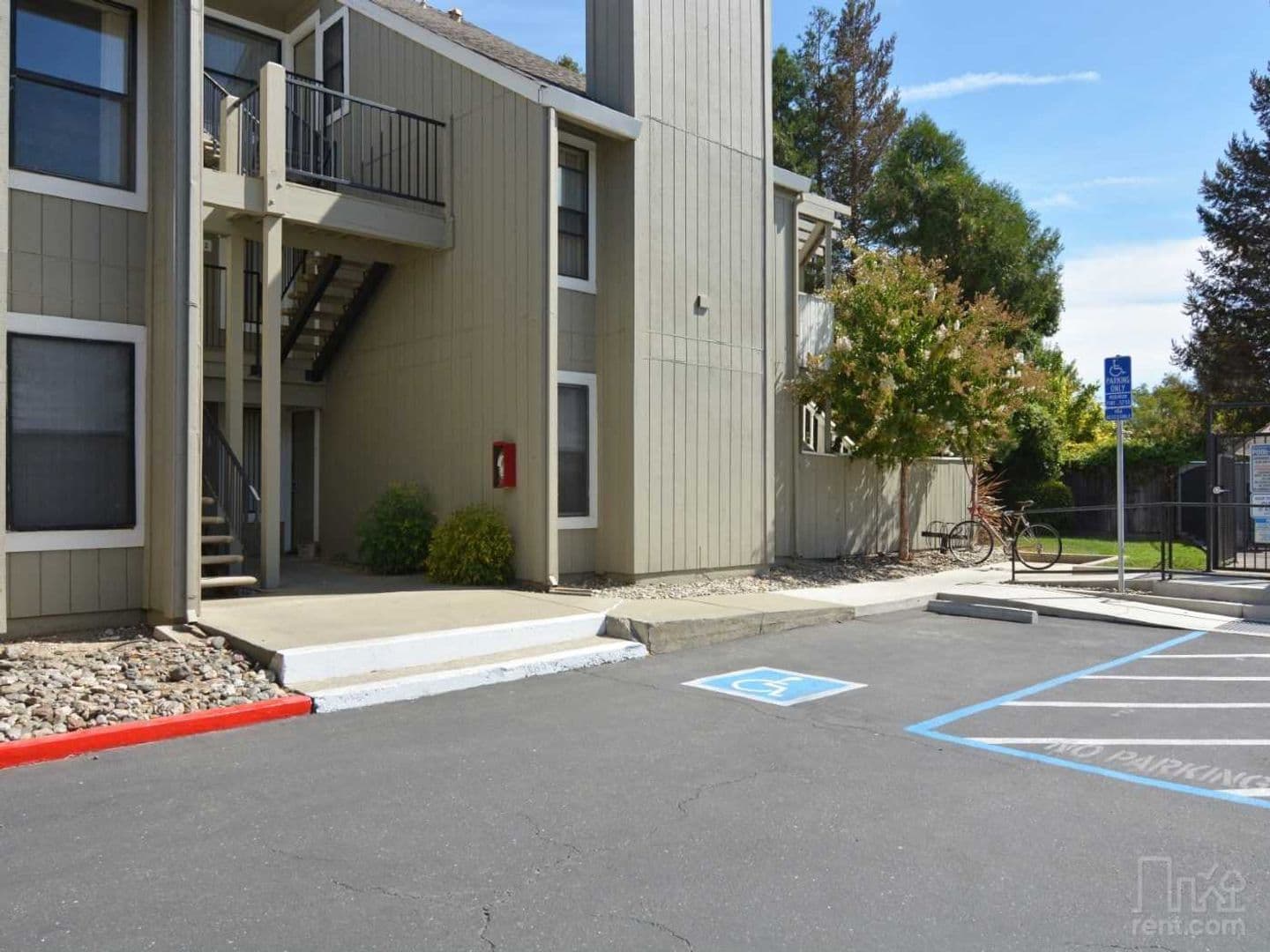 Davis Apartment: 1420 Lake Blvd
