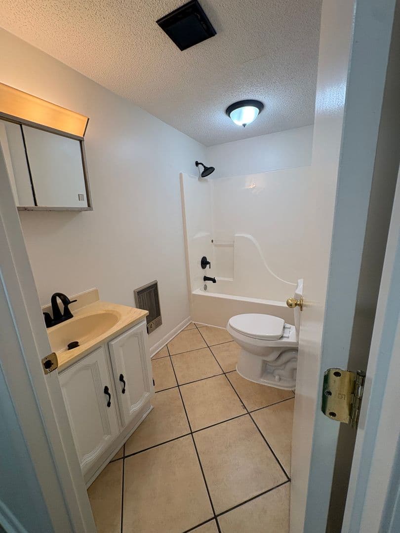 Winchester Apartment: 408 3rd Avenue NW