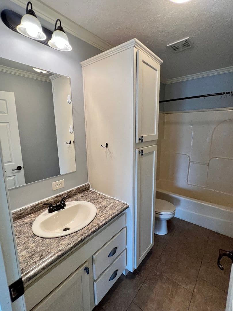 Shelbyville House: 1625 Hwy 64 W