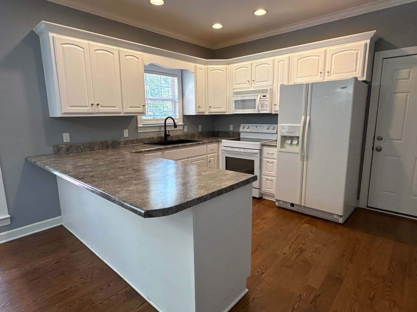 Manchester House: 187 Oak Hollow Road