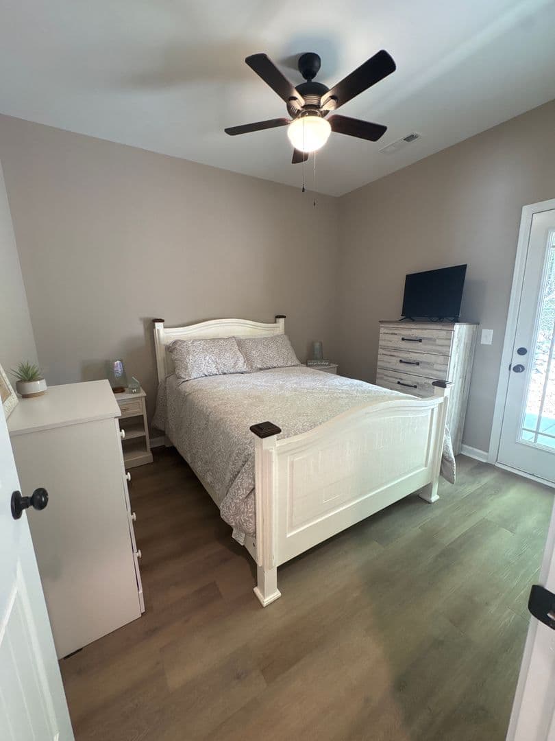 Manchester Apartment: 513 West End Circle