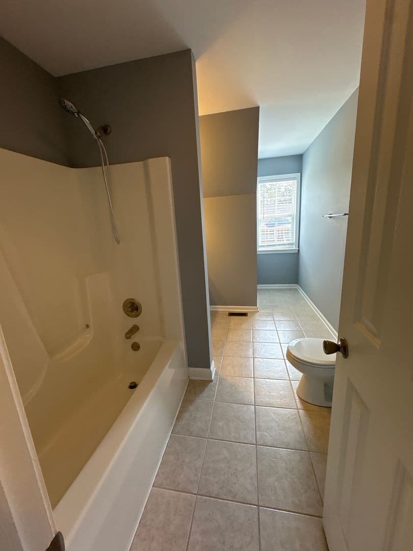 Manchester House: 187 Oak Hollow Road