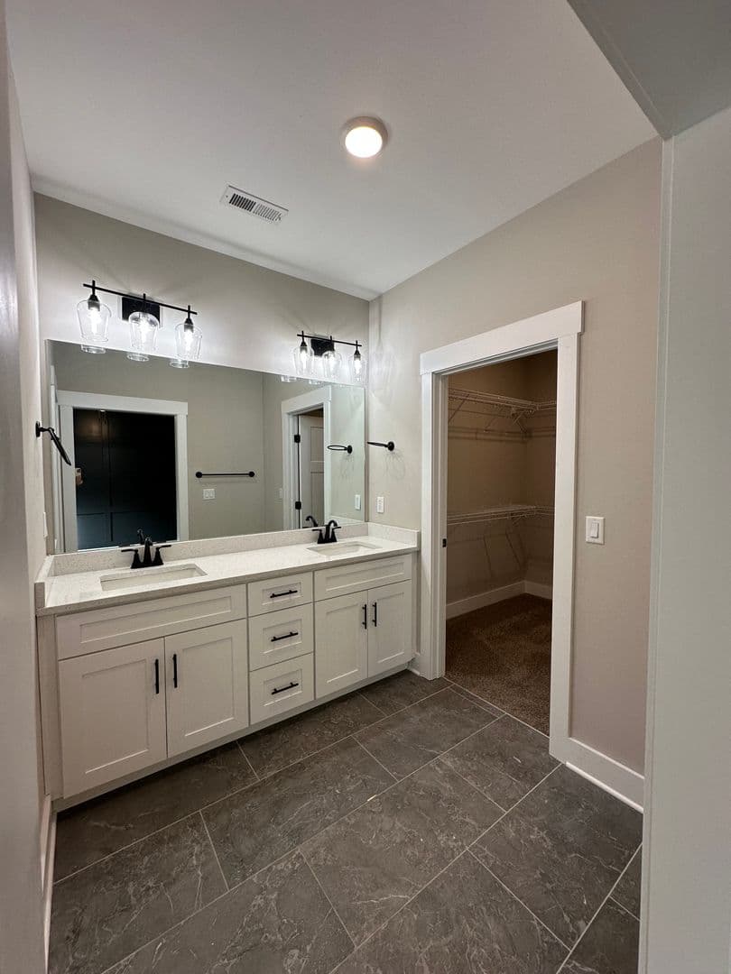 Ringgold House: 537 Willow Grove Court