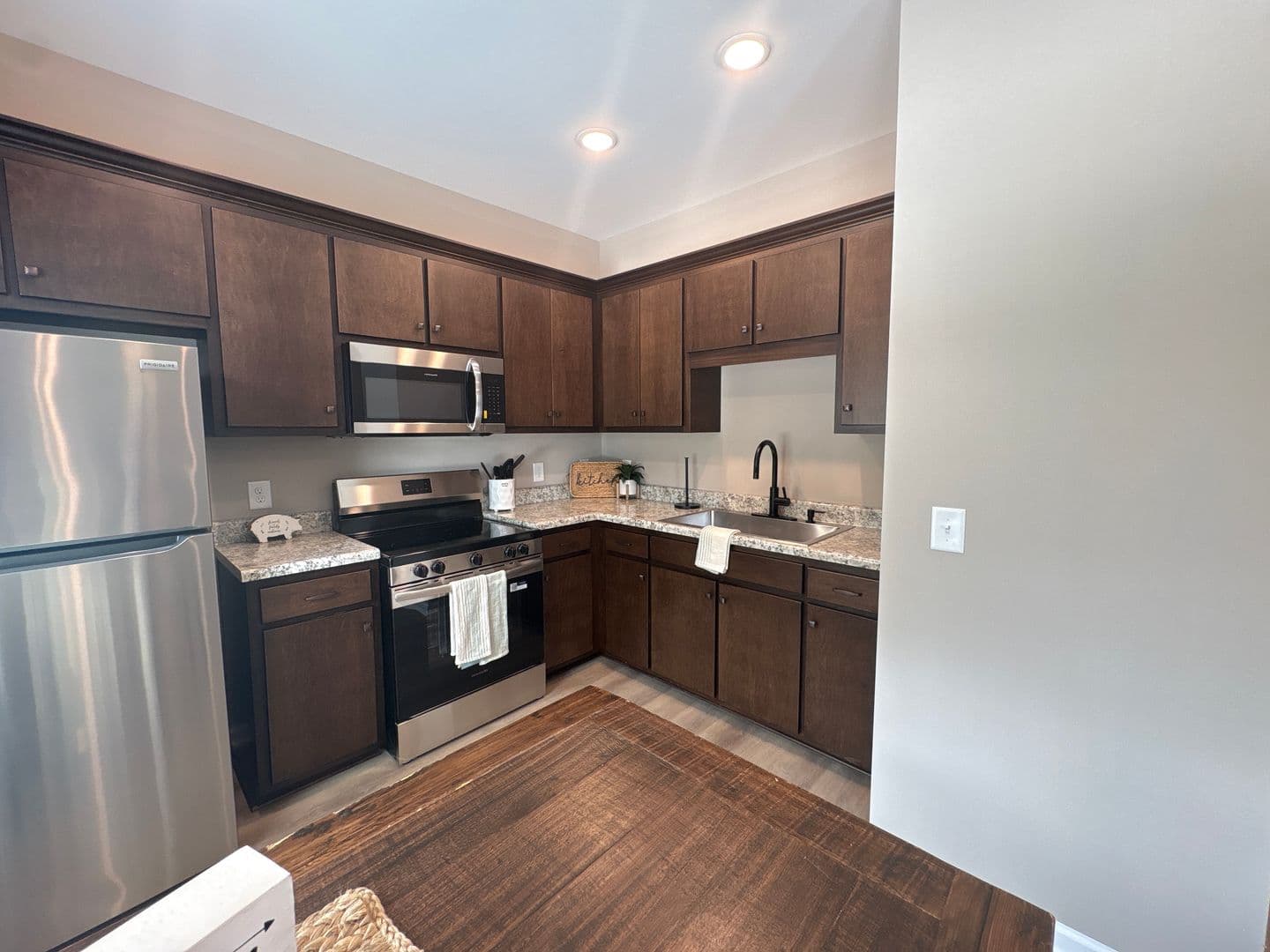 Manchester Apartment: 513 West End Circle