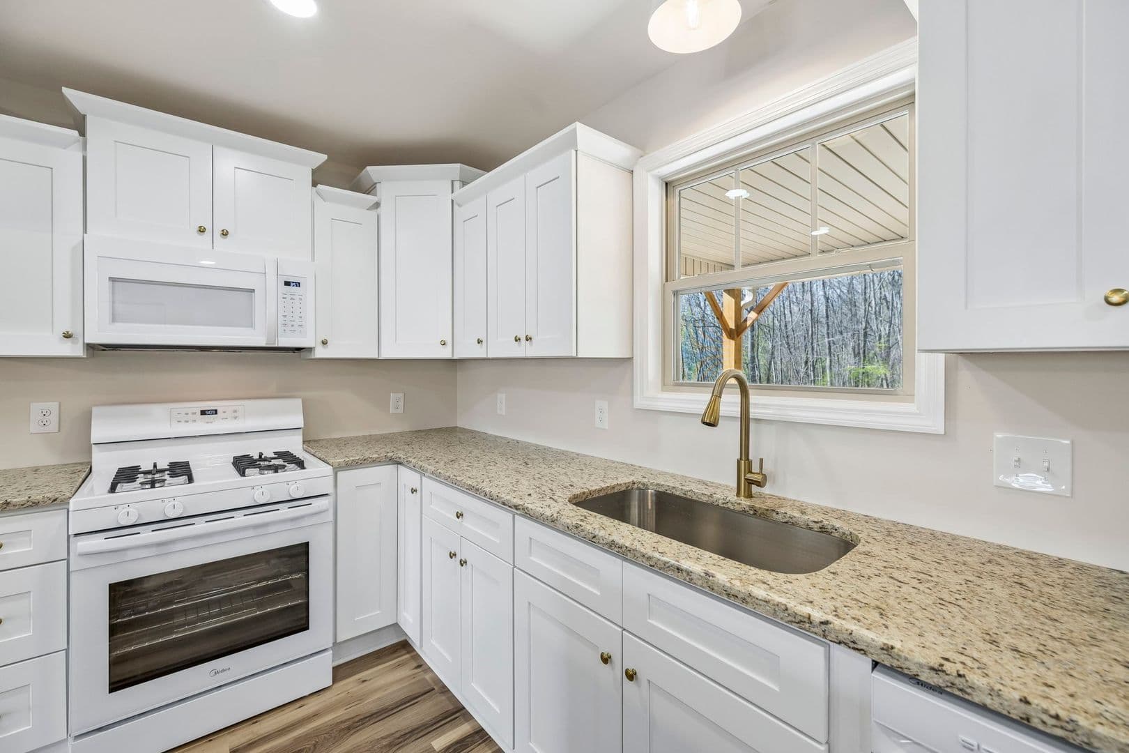 Decherd House: 211 Majestic Drive