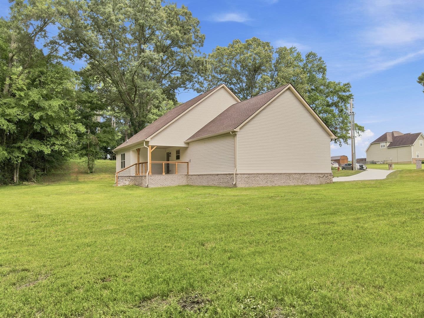 Decherd House: 211 Majestic Drive