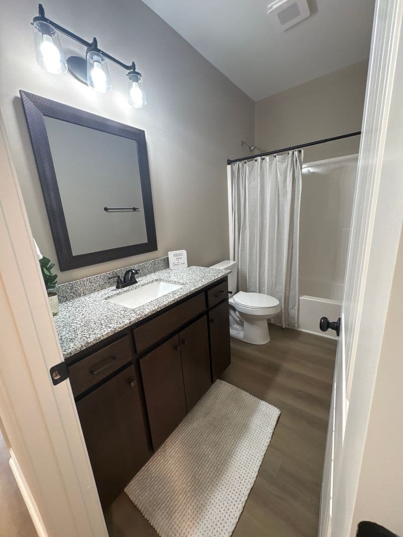 Manchester Apartment: 513 West End Circle