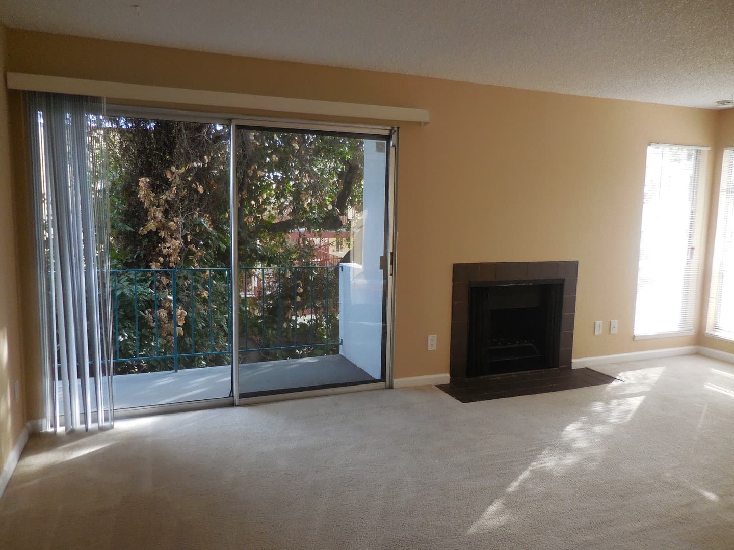Oakland Apartment: 3300 Kempton Avenue