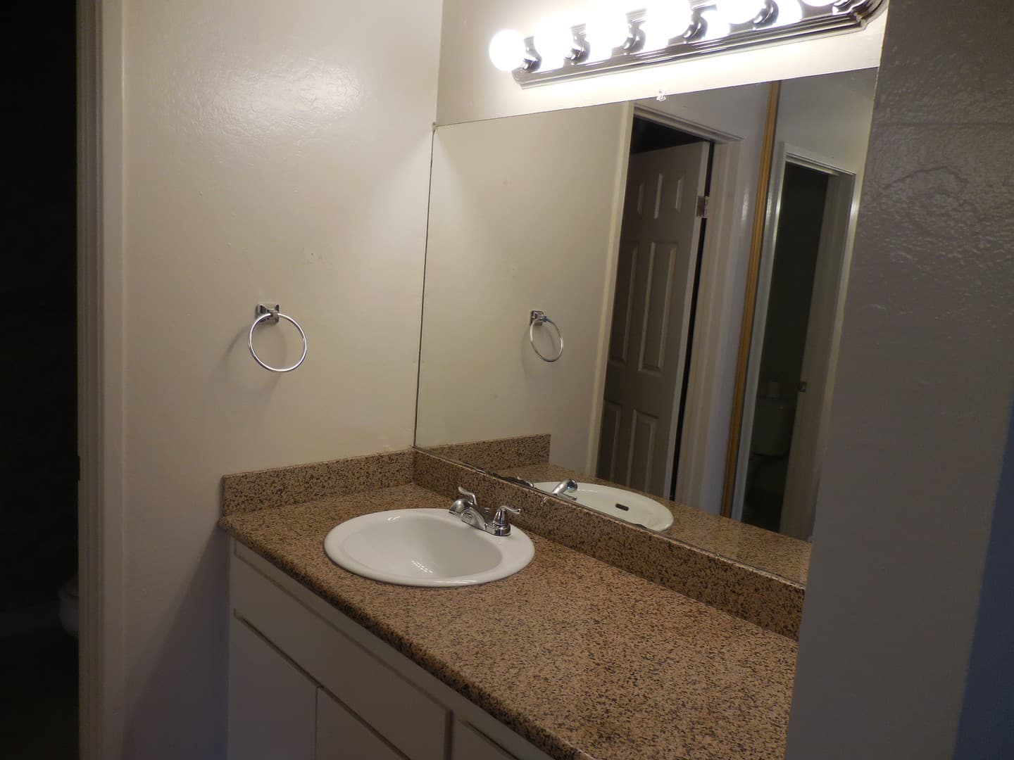 Oakland Apartment: 3300 Kempton Avenue