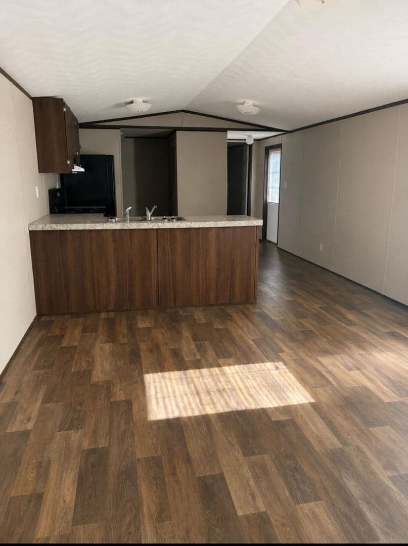 Whitehouse Apartment: 602 W Main St
