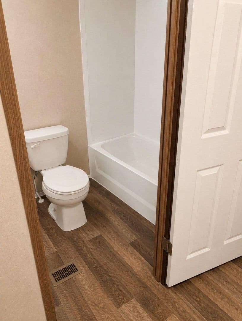 Whitehouse Apartment: 602 W Main St