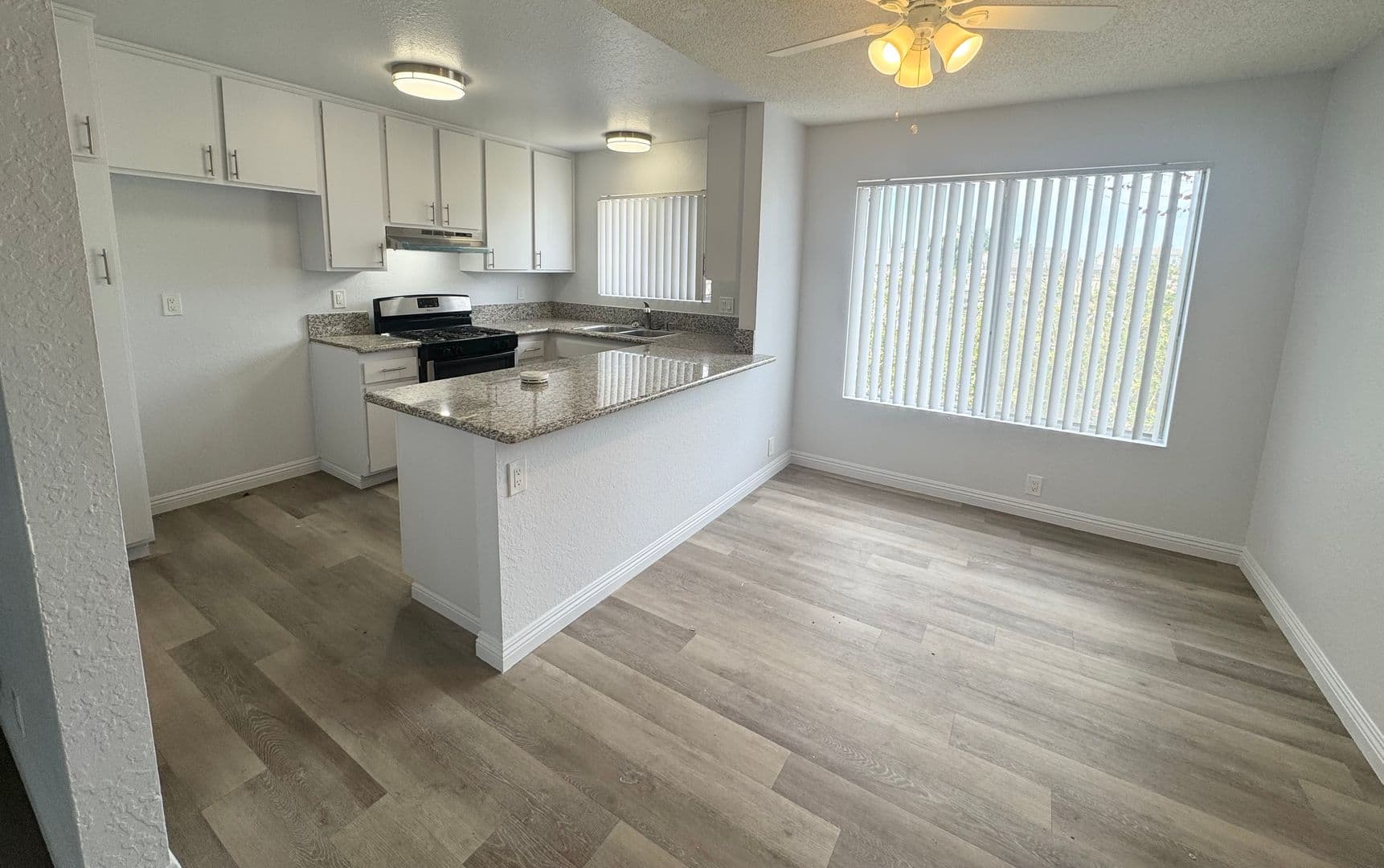 Costa Mesa Apartment: 332 Victoria St