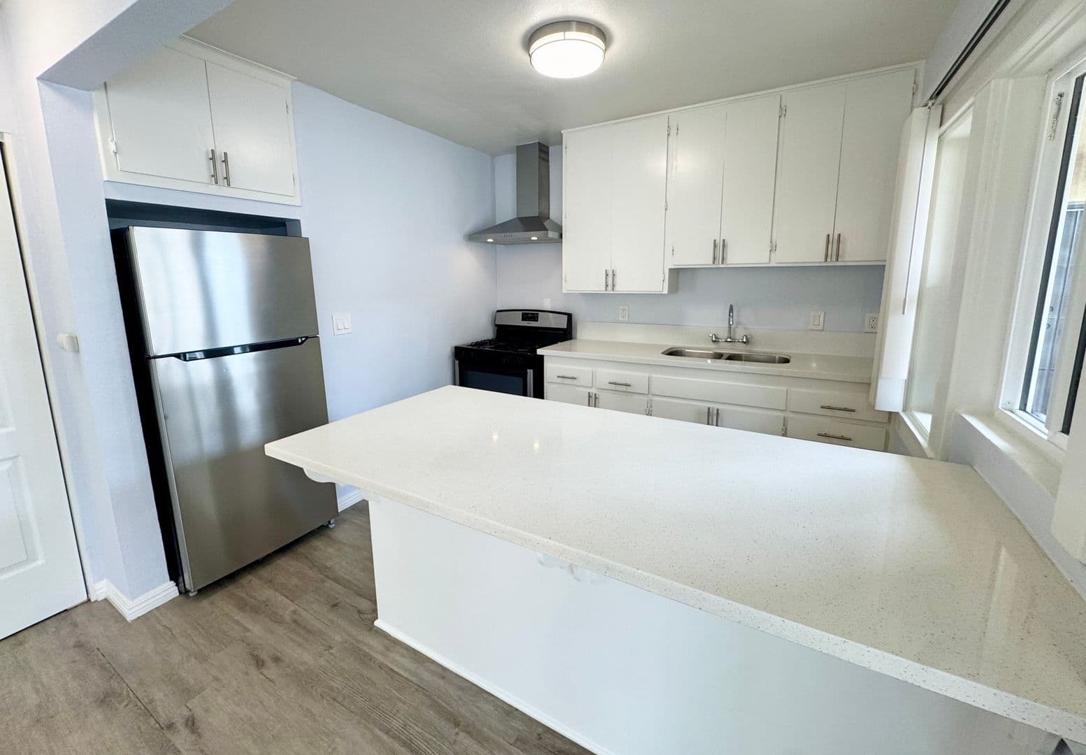 Long Beach Apartment: 3512-20 2nd St