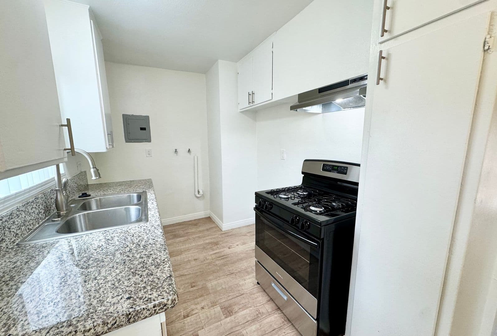 Anaheim Apartment: 702-725 N. Mavis St.
