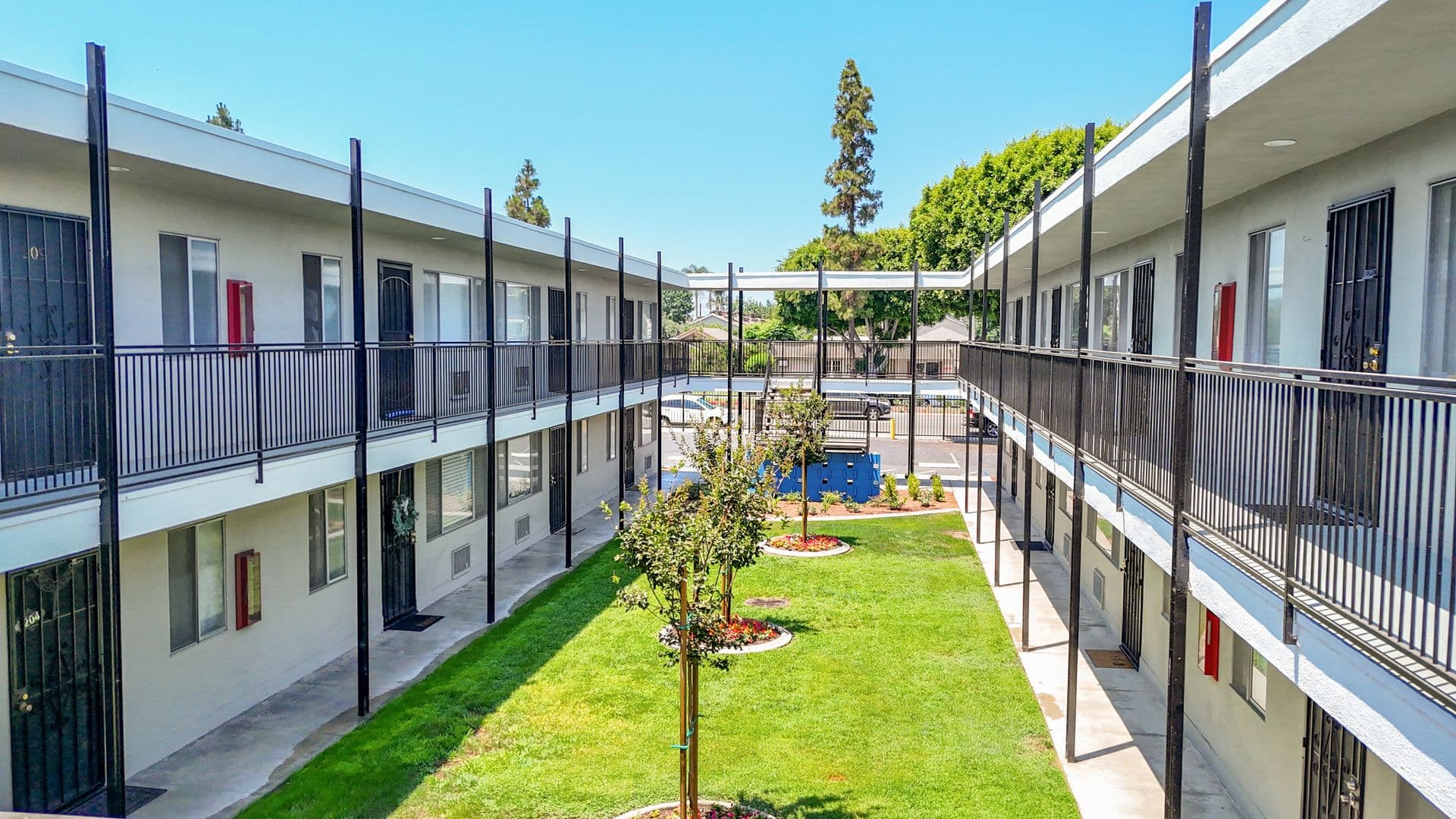 Paramount Apartment: 13940 Paramount Blvd