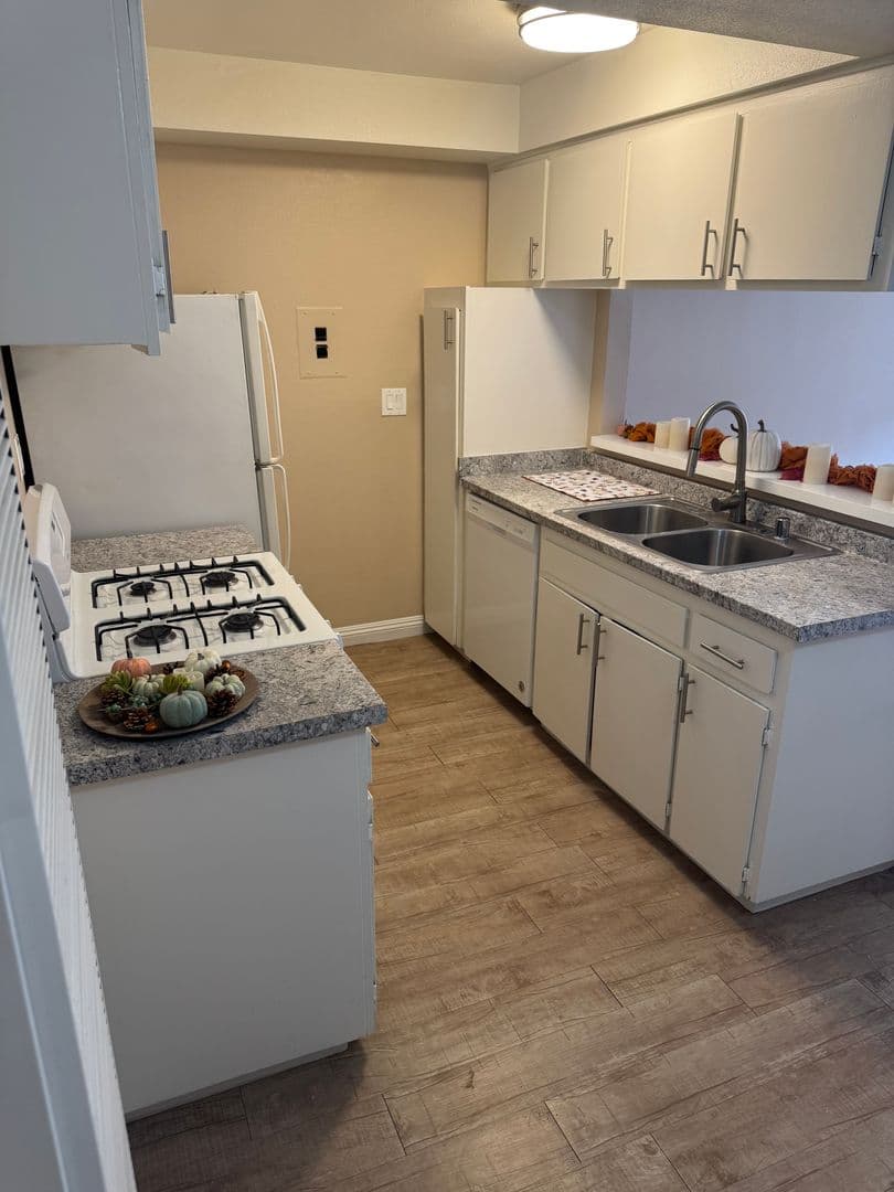 Bellflower Apartment: 9146 Somerset Blvd