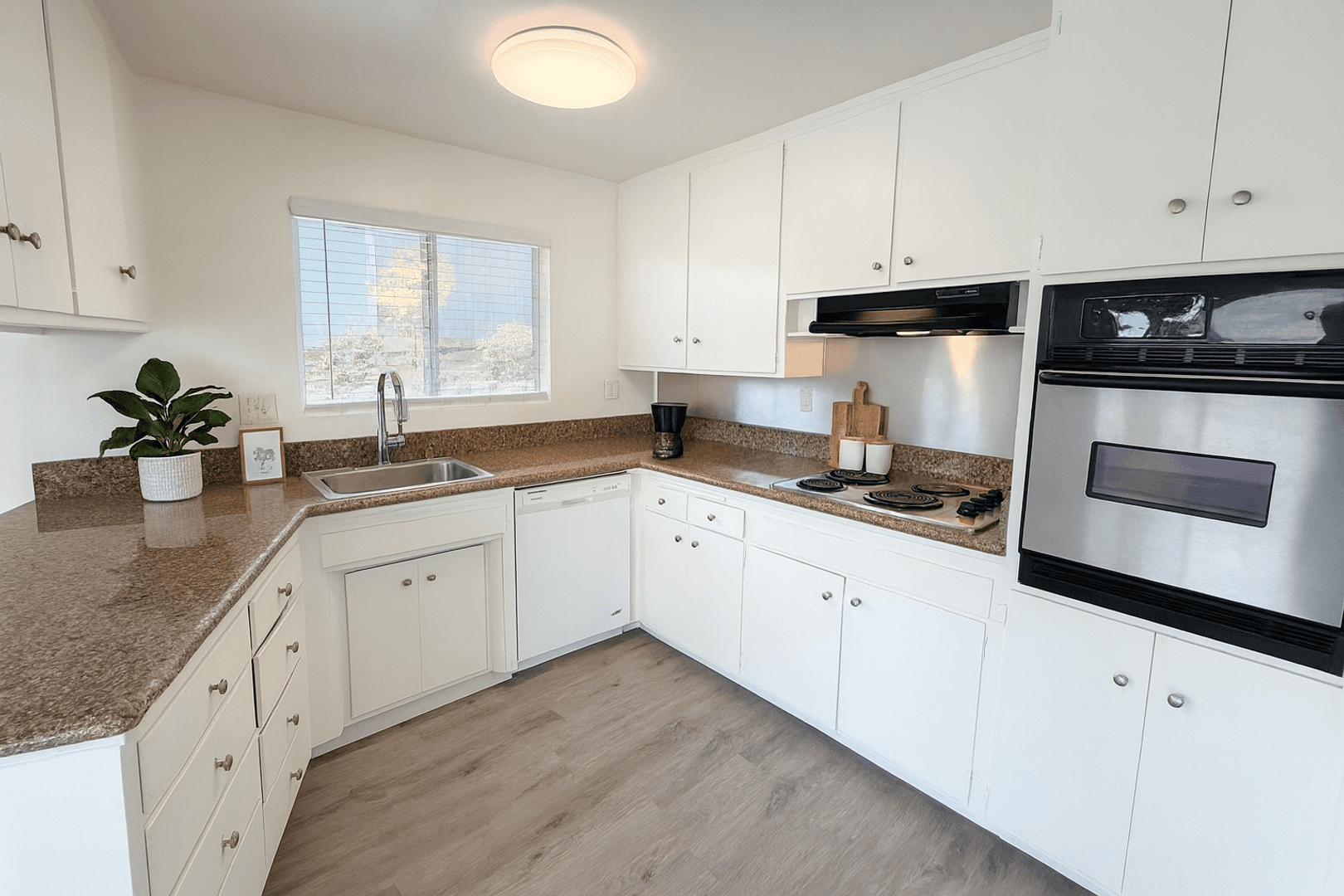 Fullerton Apartment: 717 N Carhart Ave