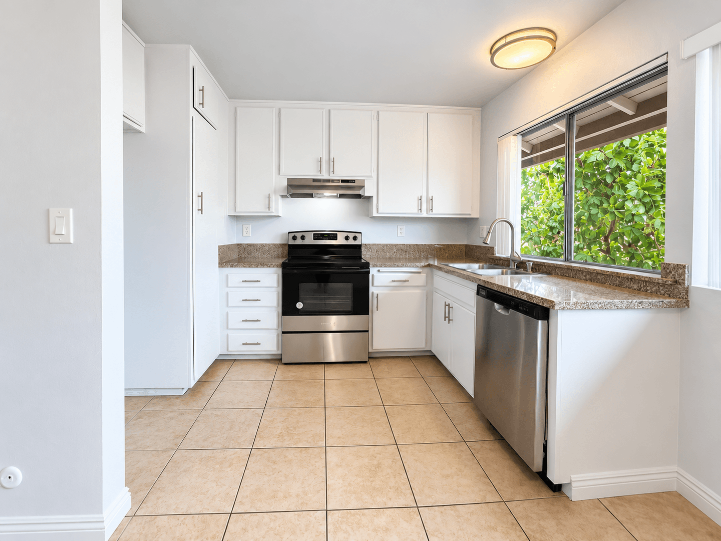 Tustin Apartment: 1071 Walnut Ave