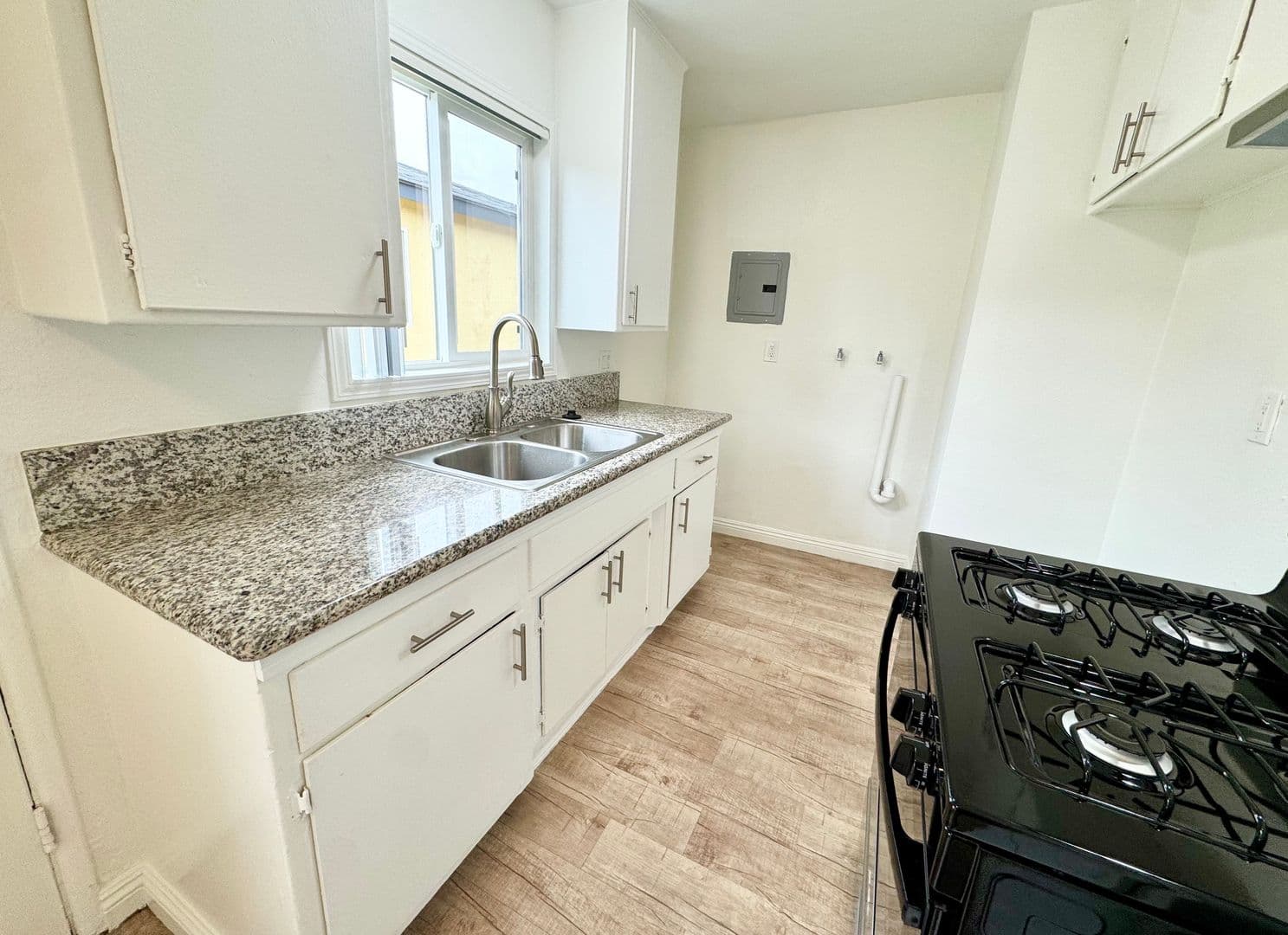 Anaheim Apartment: 702-725 N. Mavis St.