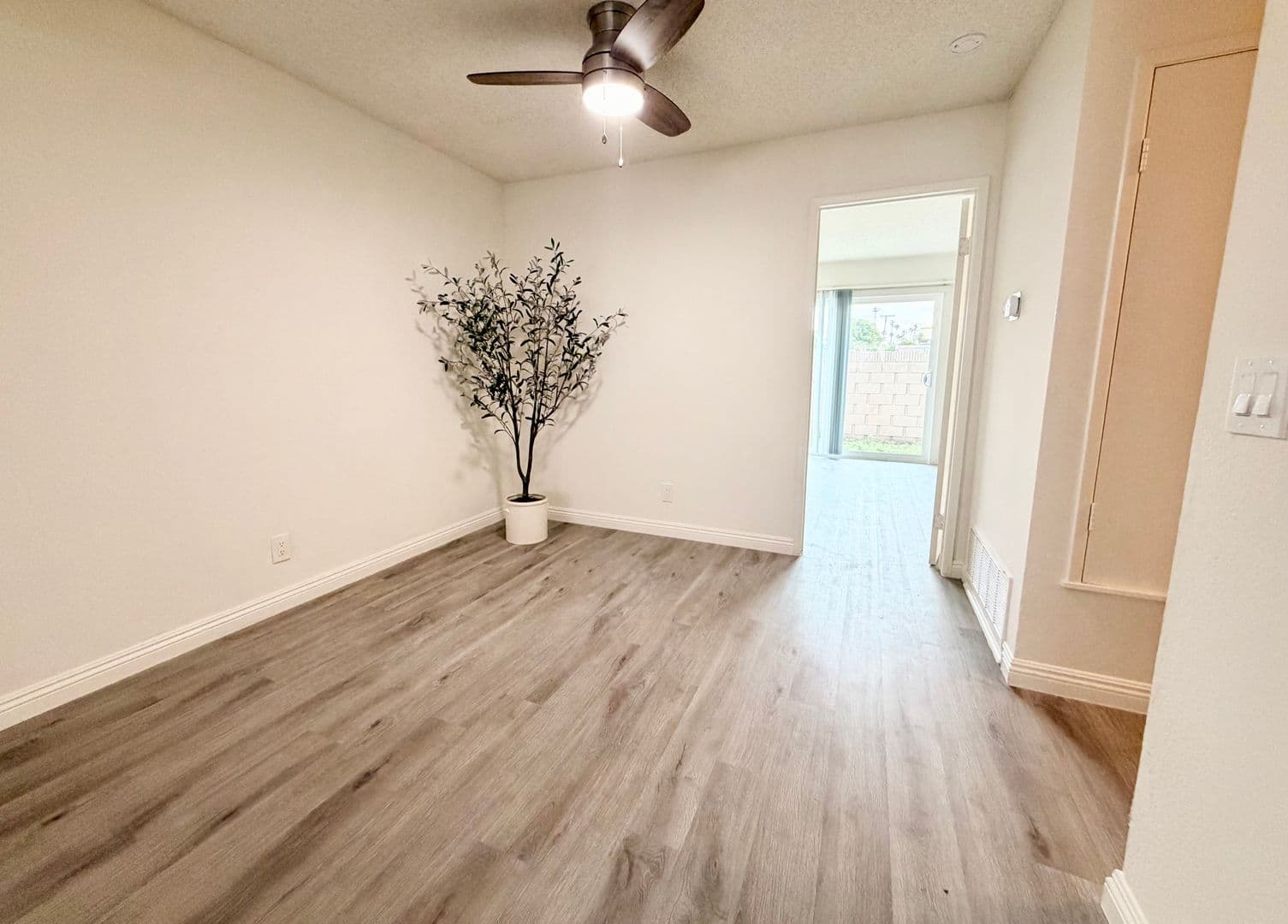 Anaheim Apartment: 520 W. La Palma Ave.