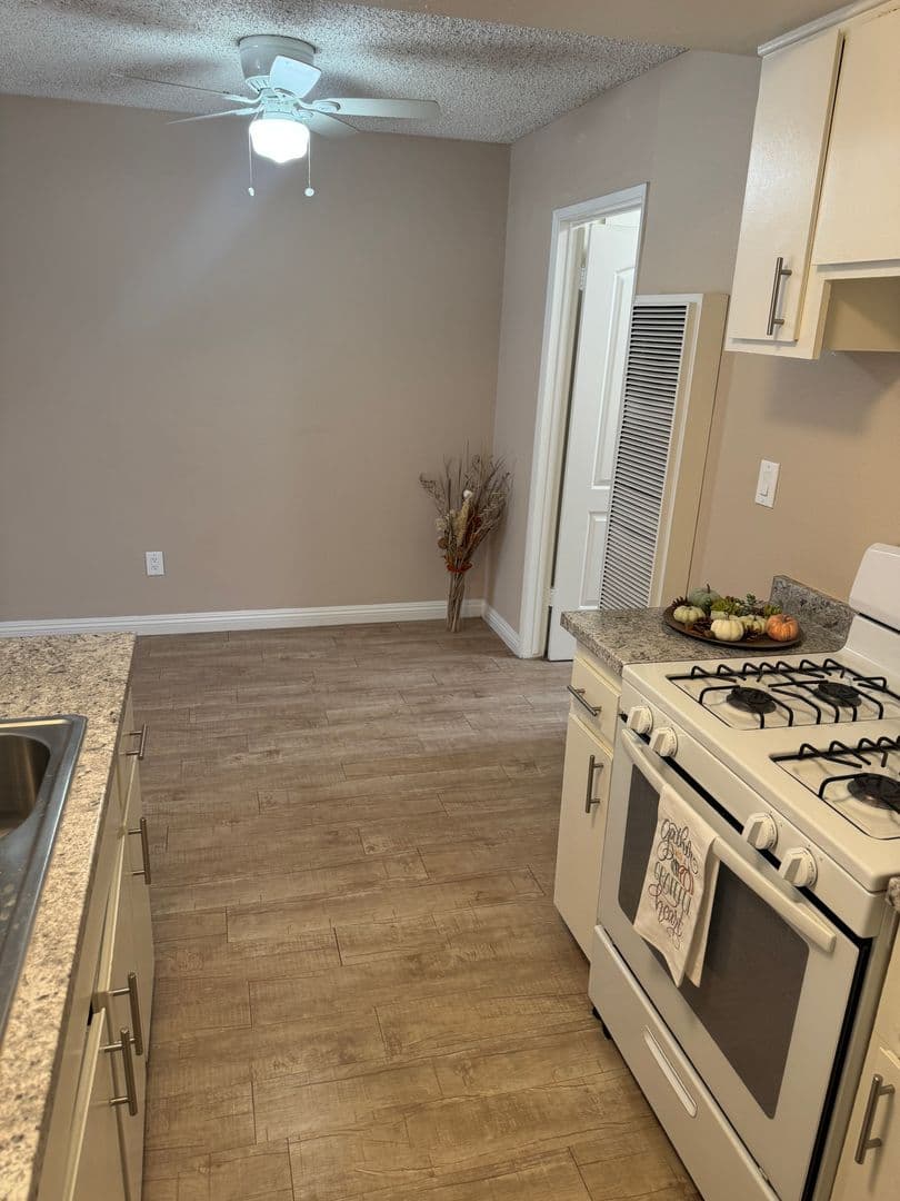 Bellflower Apartment: 9146 Somerset Blvd