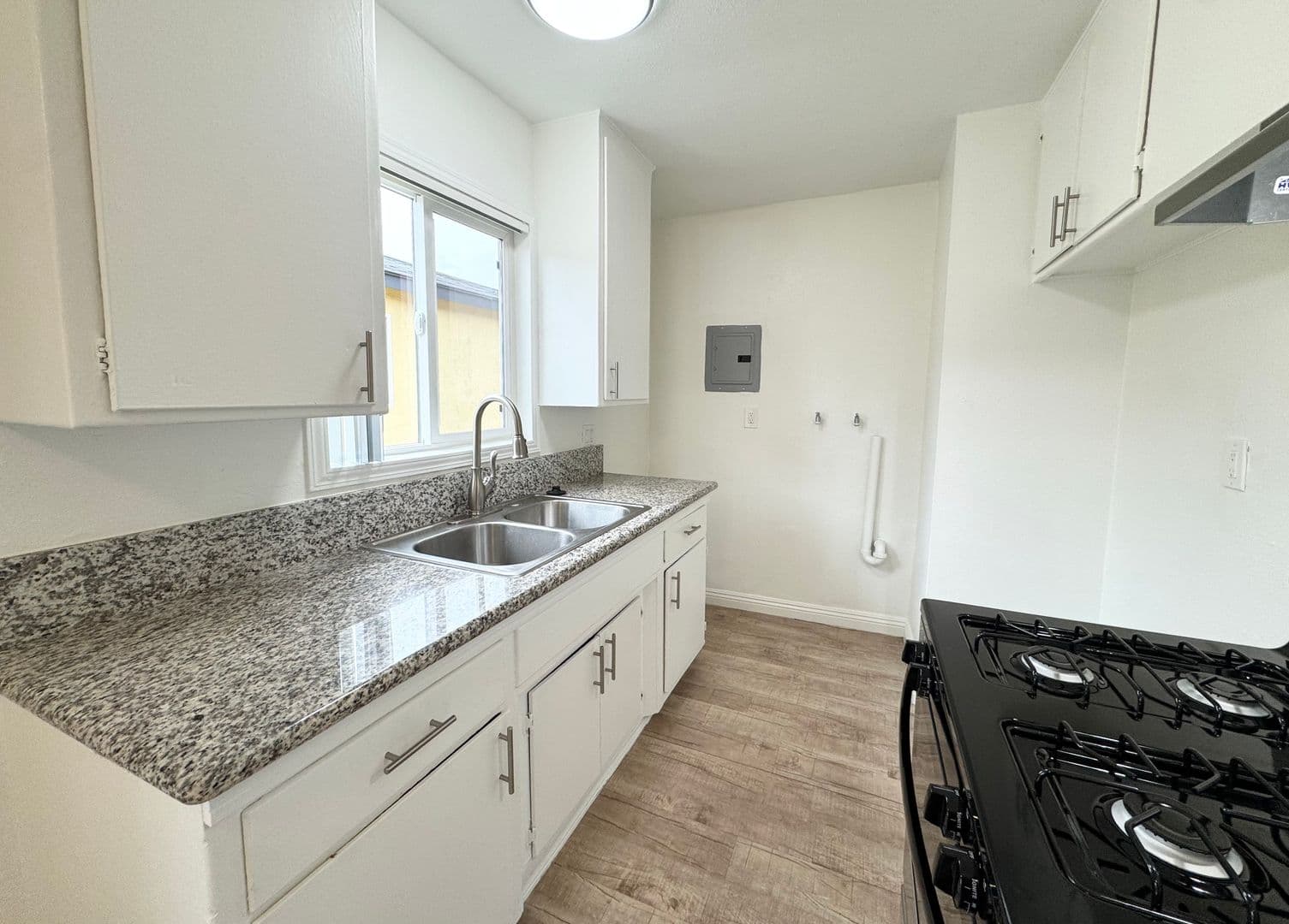 Anaheim Apartment: 702-725 N. Mavis St.