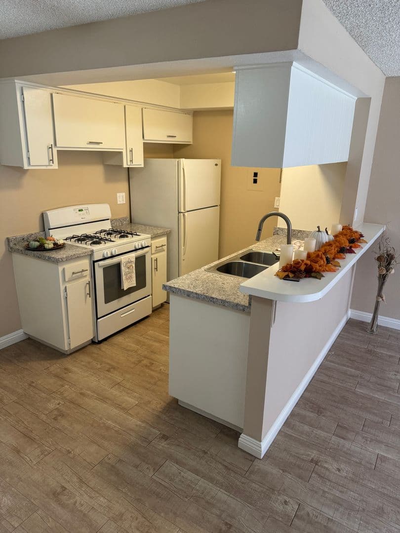 Bellflower Apartment: 9146 Somerset Blvd
