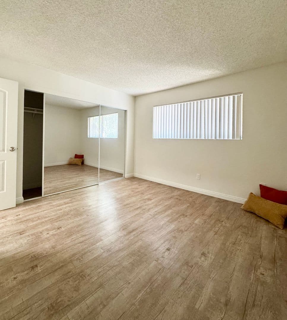 Bellflower Apartment: 9146 Somerset Blvd