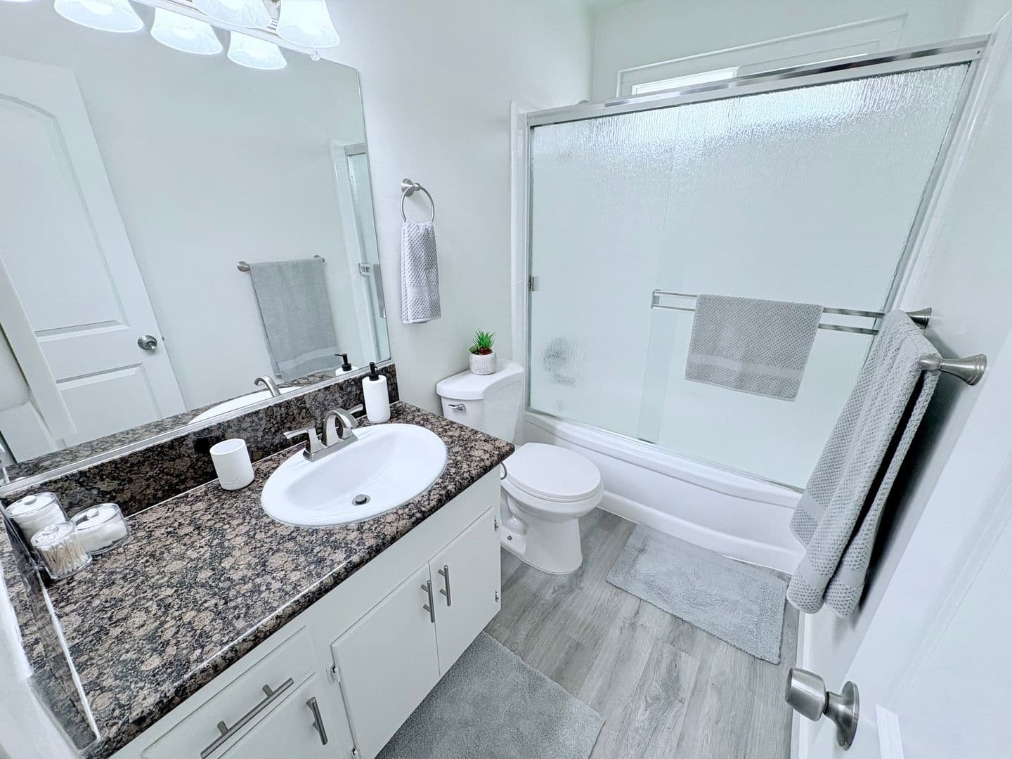 Anaheim Apartment: 1666 W. Pampas Ln