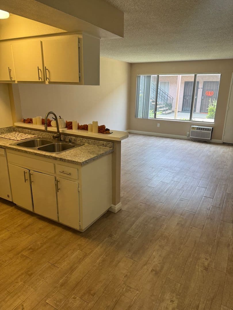 Bellflower Apartment: 9146 Somerset Blvd