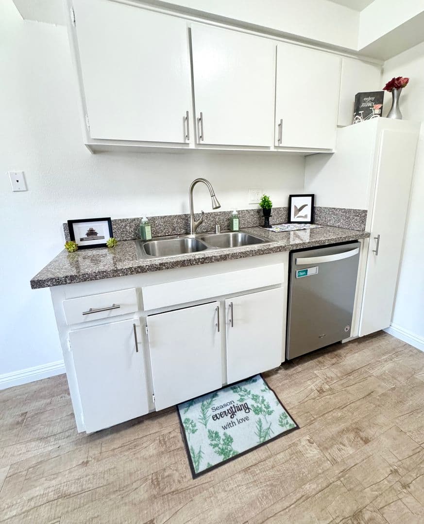 Bellflower Apartment: 9146 Somerset Blvd
