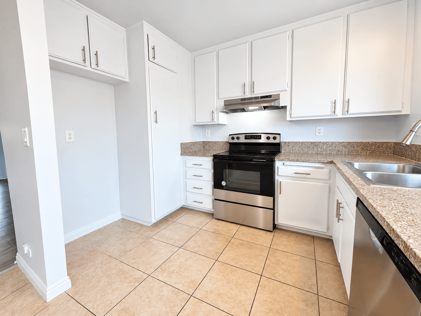 Tustin Apartment: 1071 Walnut Ave