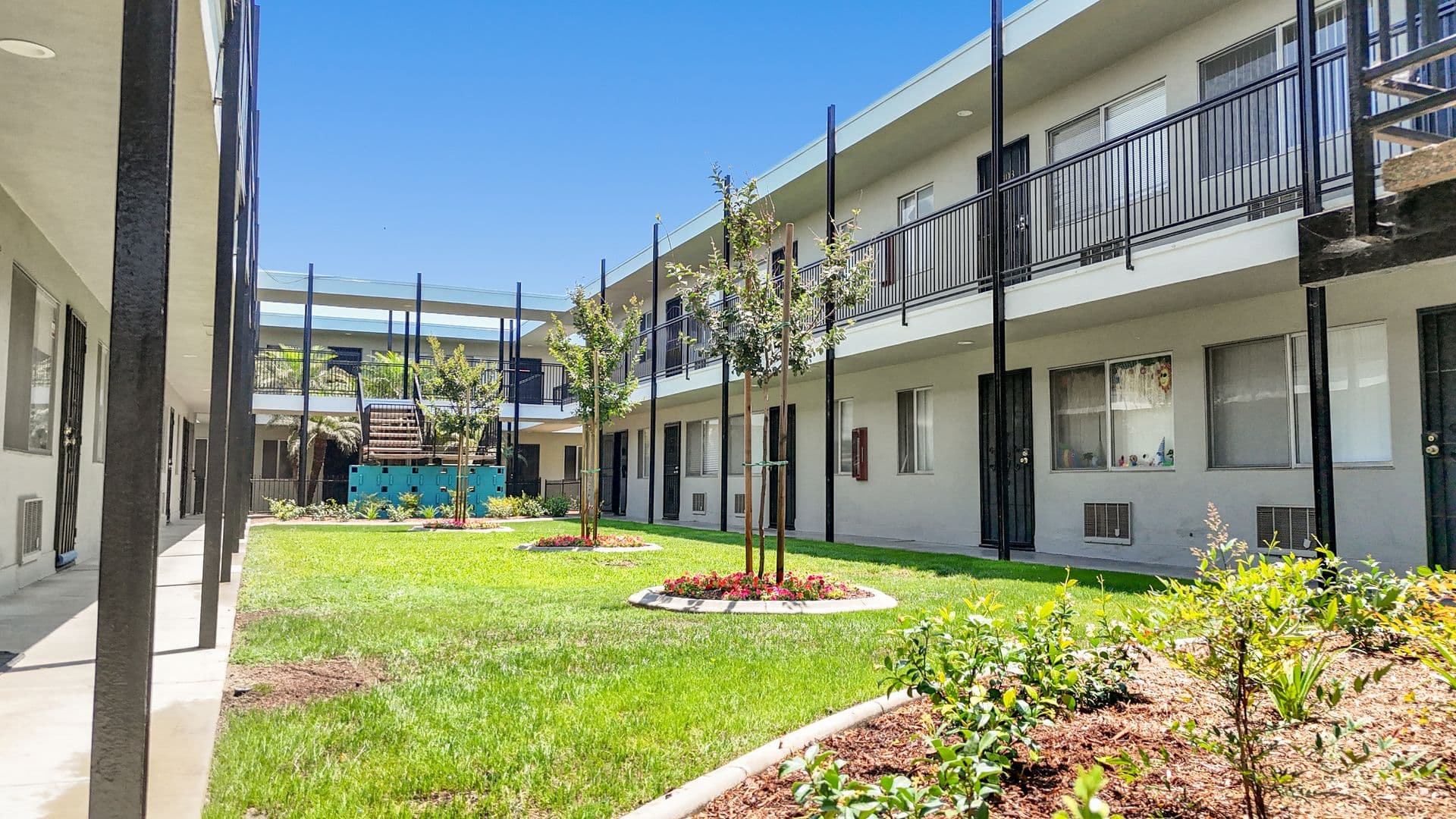 Paramount Apartment: 13940 Paramount Blvd