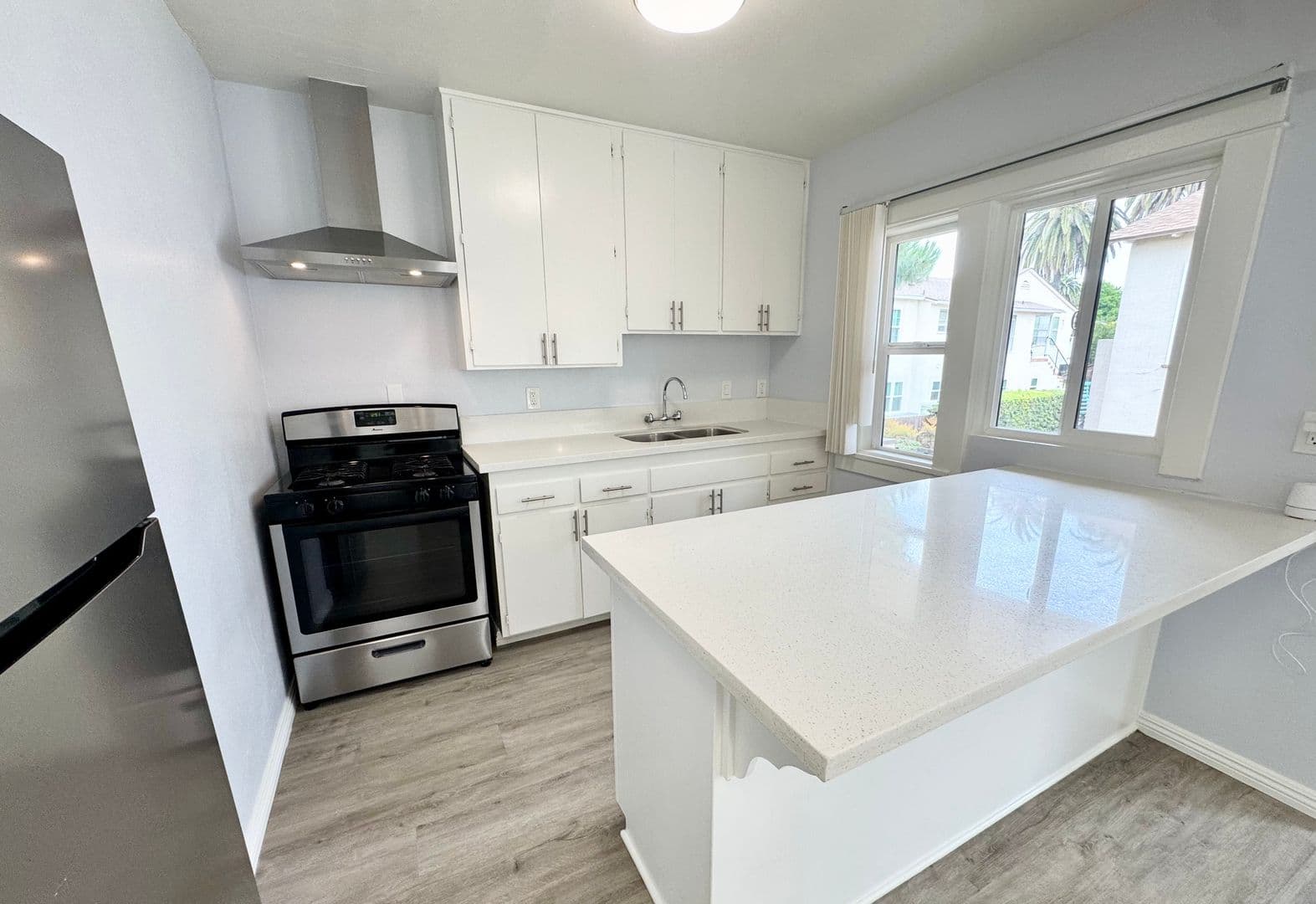 Long Beach Apartment: 3512-20 2nd St