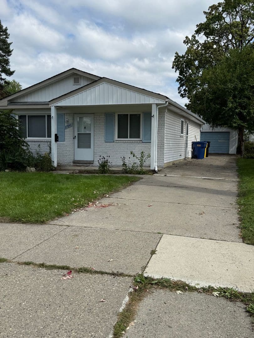 Madison Heights House: 27840 Groveland St