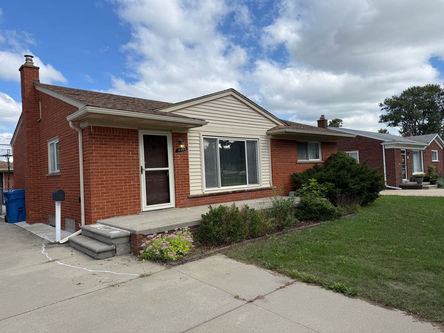 Warren House: 4583 E Thirteen Mile Rd