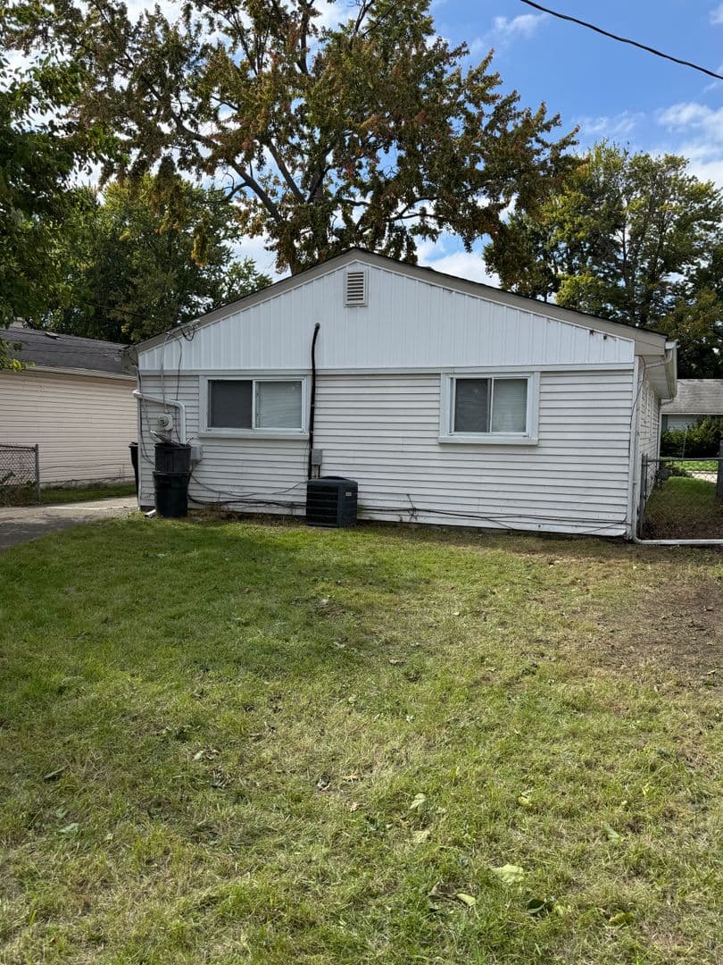 Madison Heights House: 27840 Groveland St