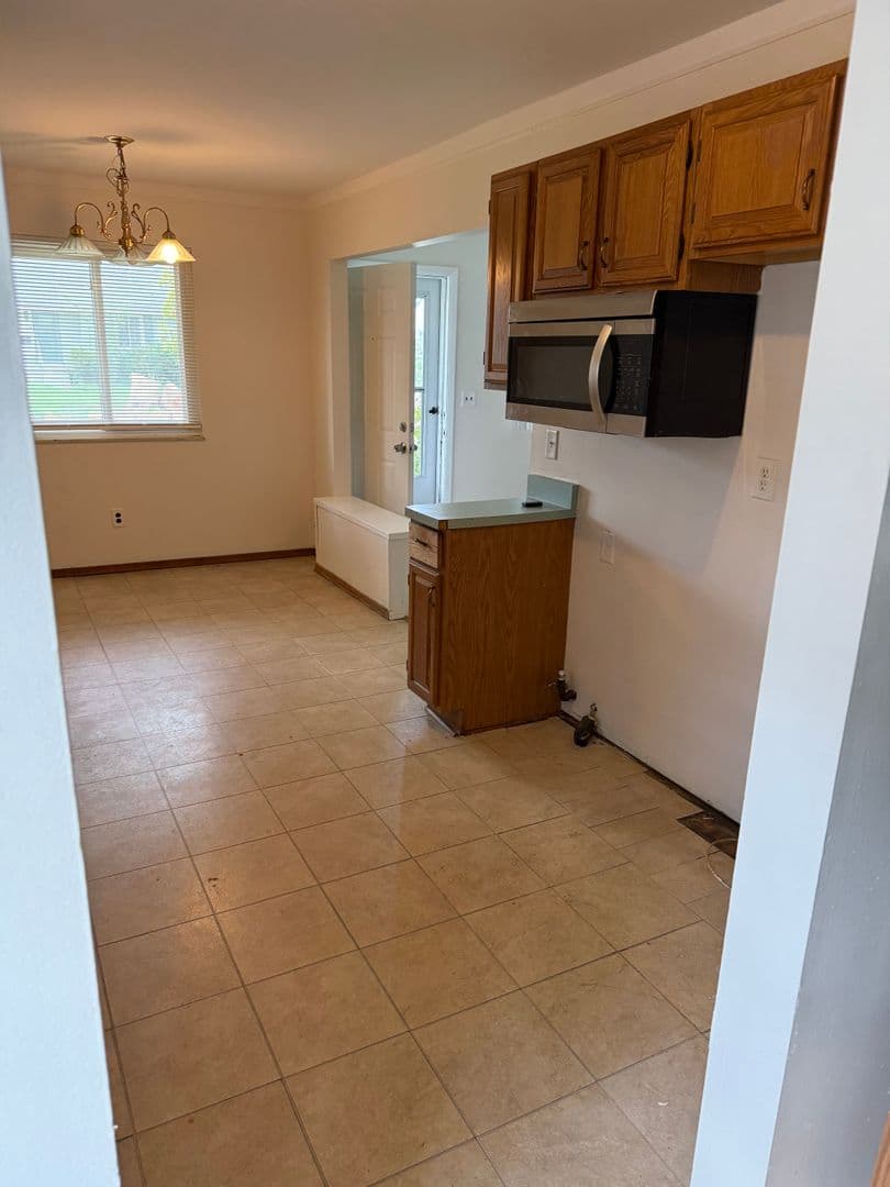 Madison Heights House: 27840 Groveland St