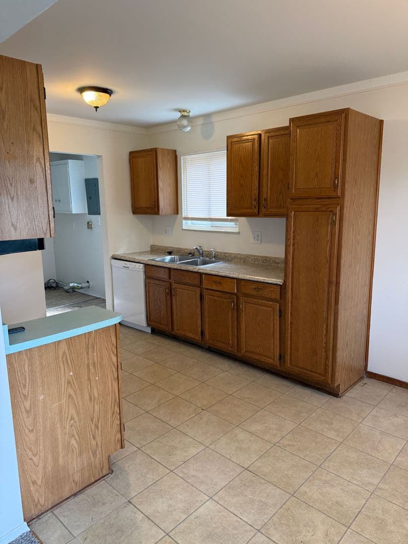 Madison Heights House: 27840 Groveland St