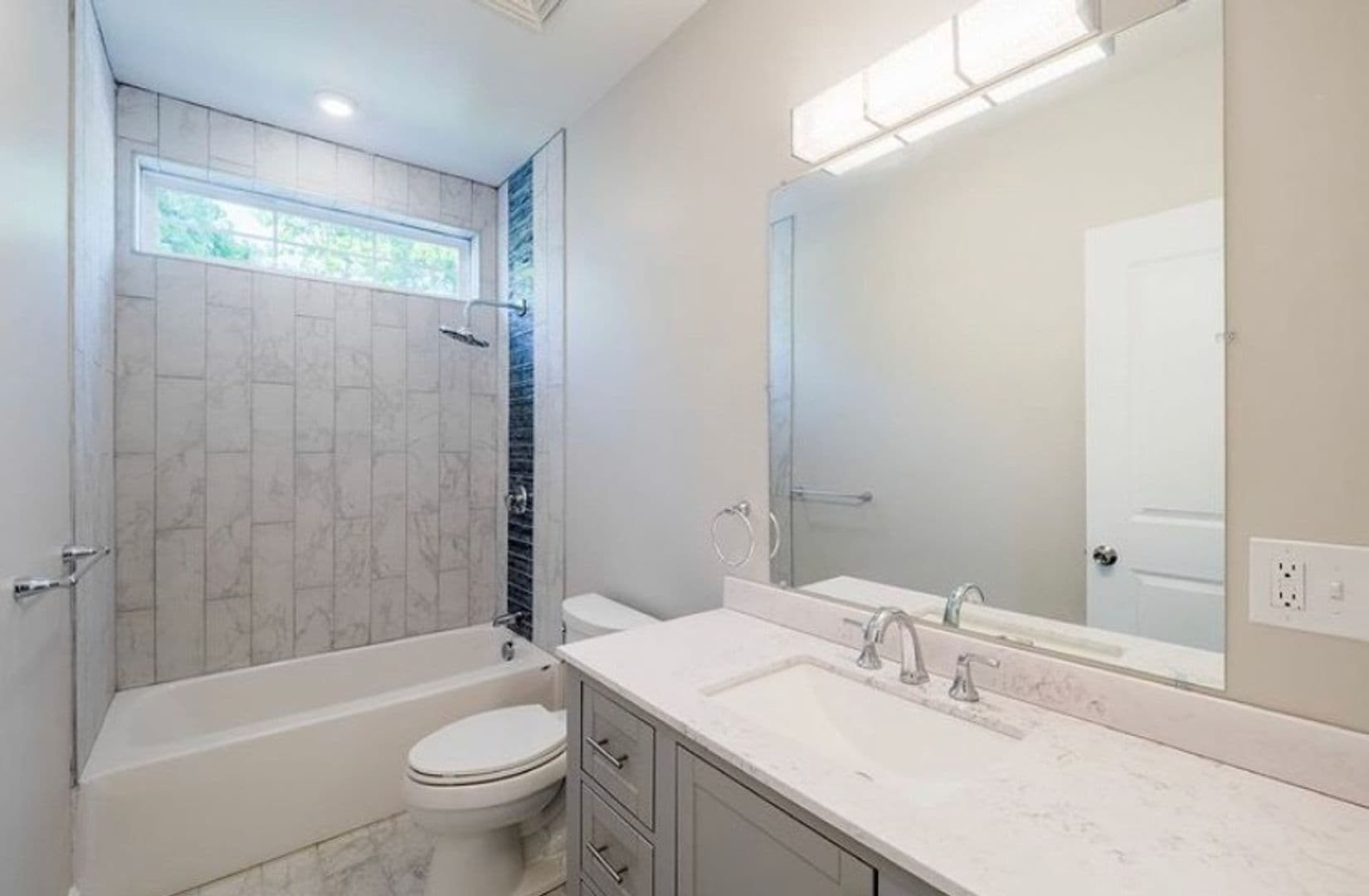 Providence Apartment: 118 Radcliffe Ave