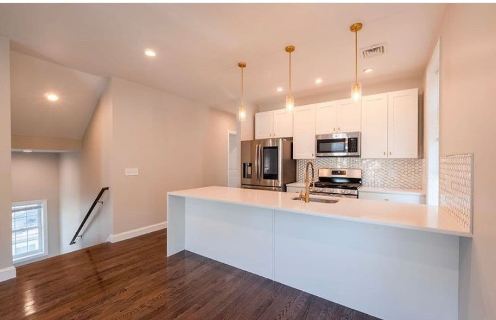 Providence Apartment: 118 Radcliffe Ave