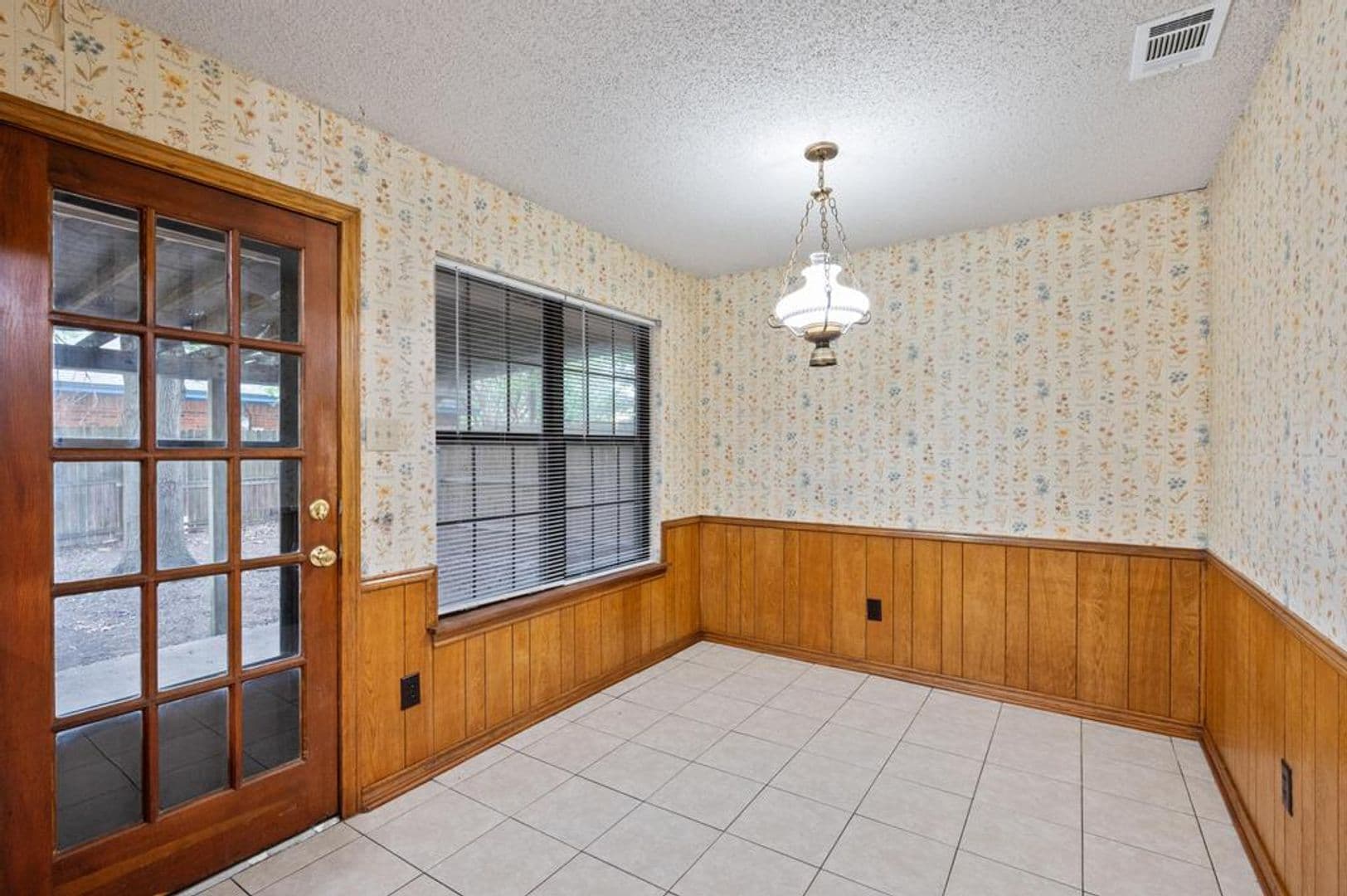 DeSoto House: 504 Warbler Dr.