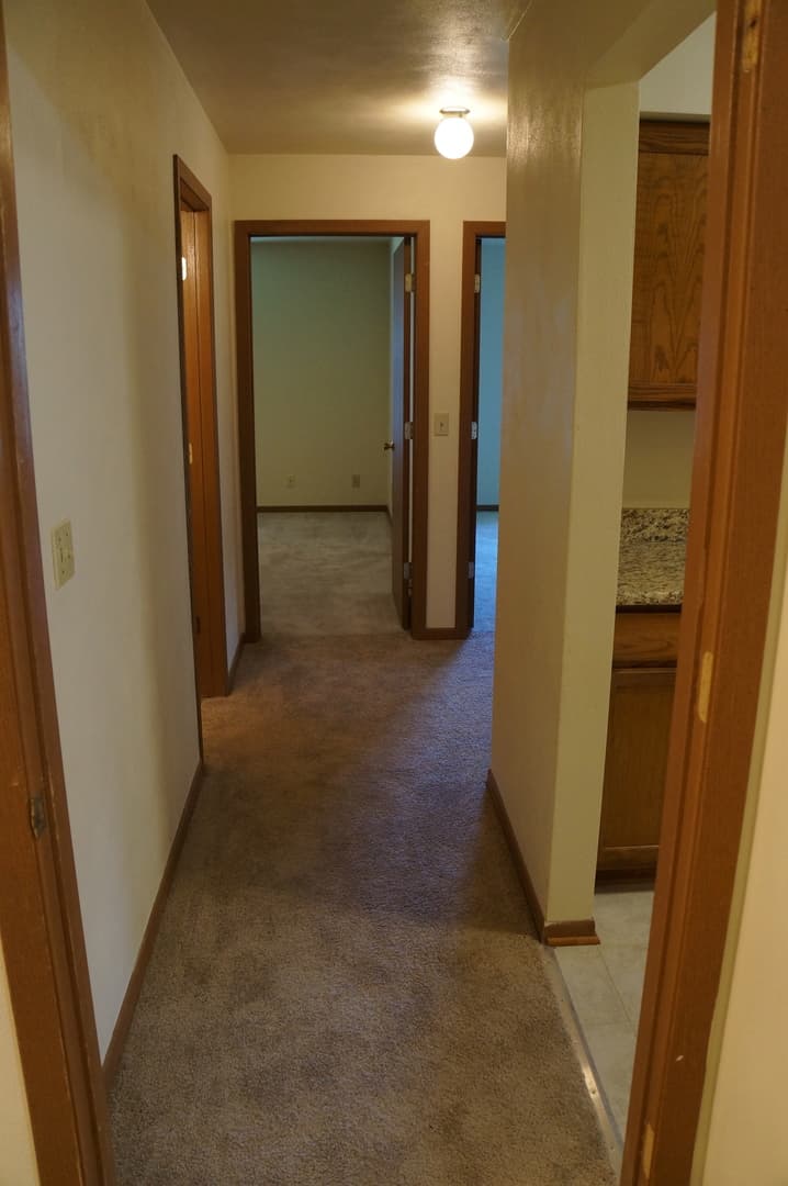 Rockford Apartment: 6297 Garrett Lane