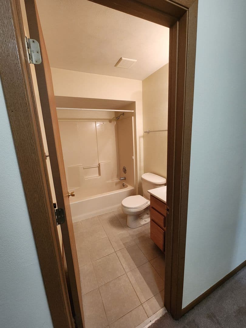 Rockford Apartment: 6297 Garrett Lane
