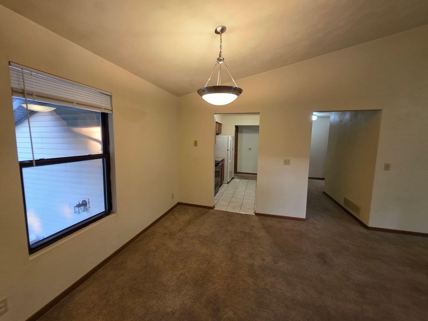 Rockford Apartment: 6297 Garrett Lane