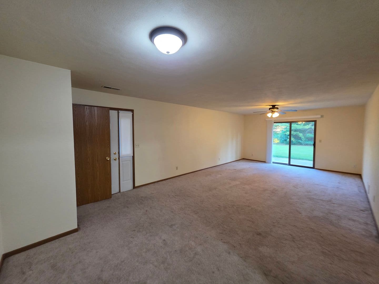Rockford Apartment: 6297 Garrett Lane