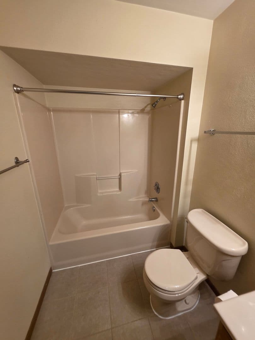 Rockford Apartment: 6297 Garrett Lane